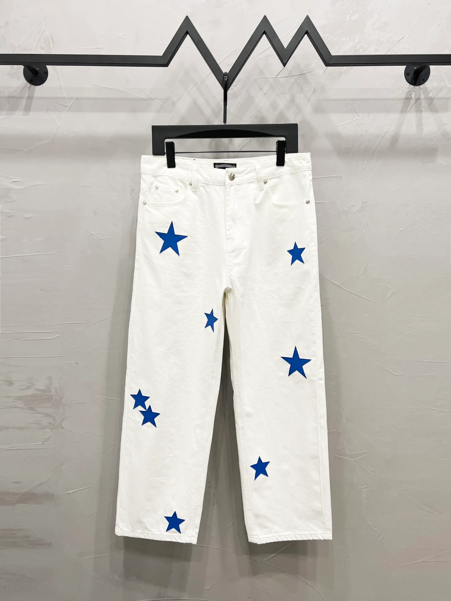 P220 Style number: [M910] Chrome hearts & Chrome hearts 25ss blue five-pointed star frame leather jeans CH Chrome hearts double knee five-pointed star frame leather bo1 version logging pants straight work pants B136 Chrome hearts cross Sanskrit overalls Counter price 24W level, patched cross flower embellishment, high-waisted washed jeans! ! Absolutely high-end luxury products, 1.9W level god-level single products, super popular products, made by top heavy industry, not to be missed. About Zangyin, this is an extremely luxurious fashion brand, which can also be called the nobles of the high street. It has always been an exclusive brand of some hipsters or rich second generation. Compared with ordinary high streets, it is more luxurious and noble. Compared with luxury brands, it has a more fashionable personality and has always been a brand that I have a special liking for. Imported yarn is custom-woven into a high-density twill canvas, which ensures a crisp silhouette while also making the fabric feel very delicate. It follows the B01 classic silhouette and has a crisp and stylish upper body. The ready-made garments are stone-milled and fermented and can be matched with any style. Buttons and zinc-brushed washable genuine YKK retro metal products. Double-layered canvas on the front. Perfect details. All hardware is perfect. Size: 30-32-34-36 Color: White pants with leather five-pointed star